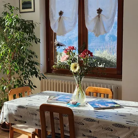 L'ulivo 5 Chilometri Da Varenna Vista In Via Privata Льерна